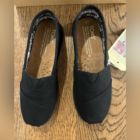 Toms classic black canvas shoe size 1 youth BNWT - Picture 2 of 8